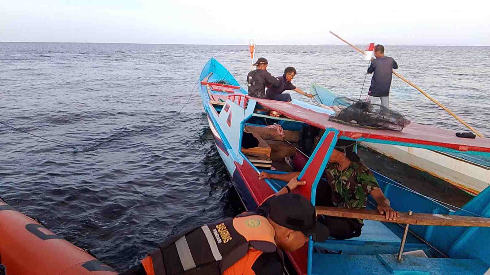 Rescue Pos SAR Wakatobi Berhasil Evakuasi Longboat Mati Mesin dan Awak dari Perairan Kapota