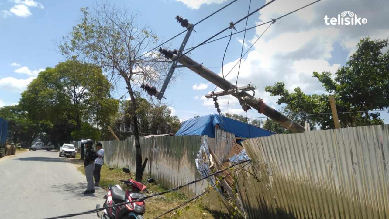 Tiang Listrik Tegangan Tinggi Ambruk Tutup Jalan Kol H Abdul Hamid Kendari