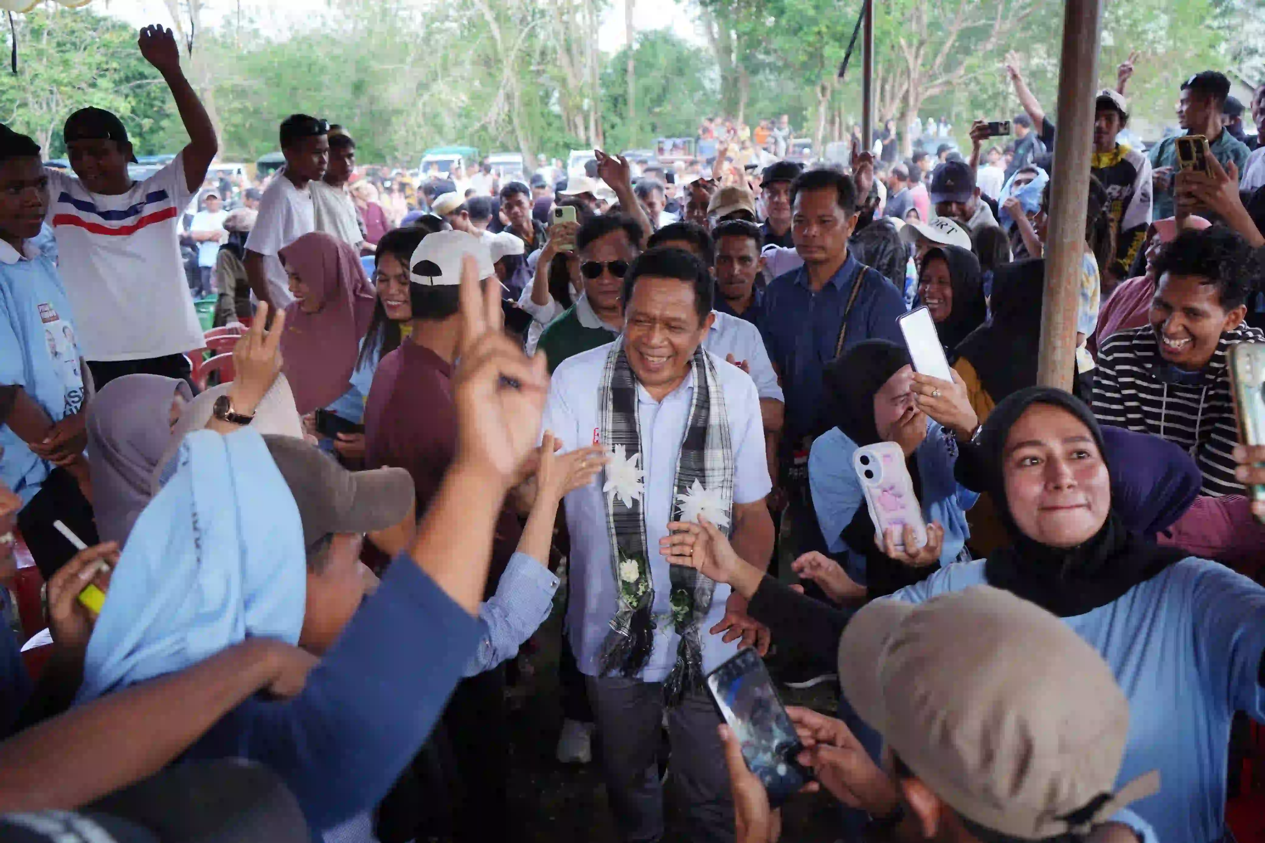 ASR-Hugua Kampanye di Sampolawa Paparkan 8 Program Unggulan, Massa Membludak hingga 3000 Orang