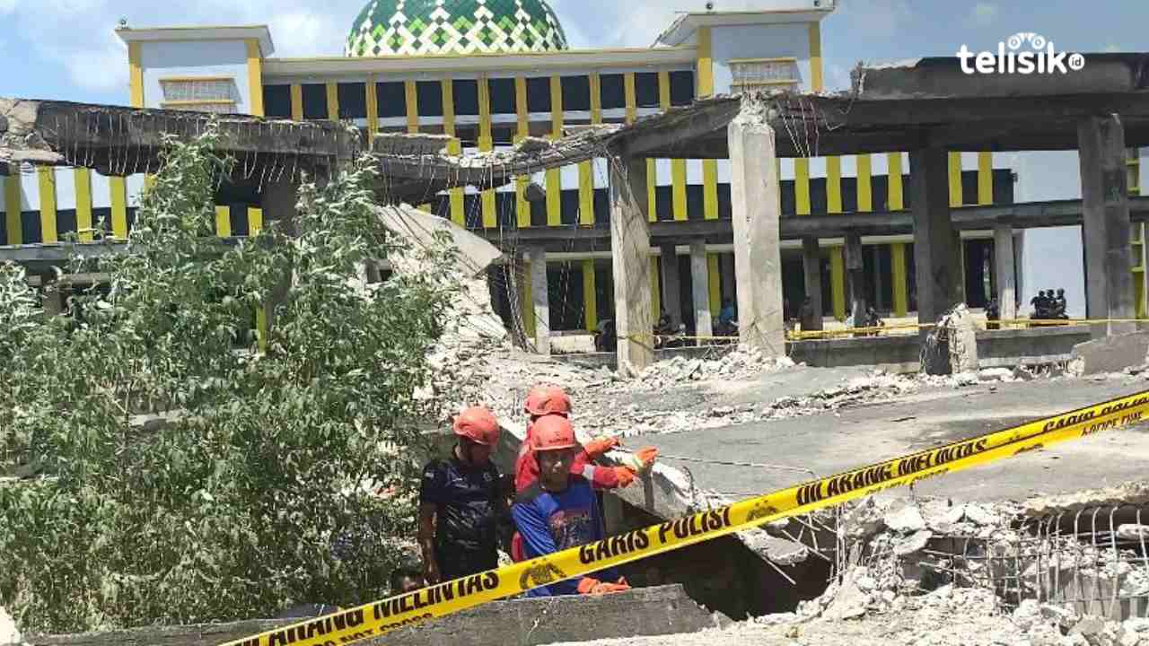 Bangunan Selasar Samping Pasar Wameo Baubau Roboh, Dua Korban Terluka