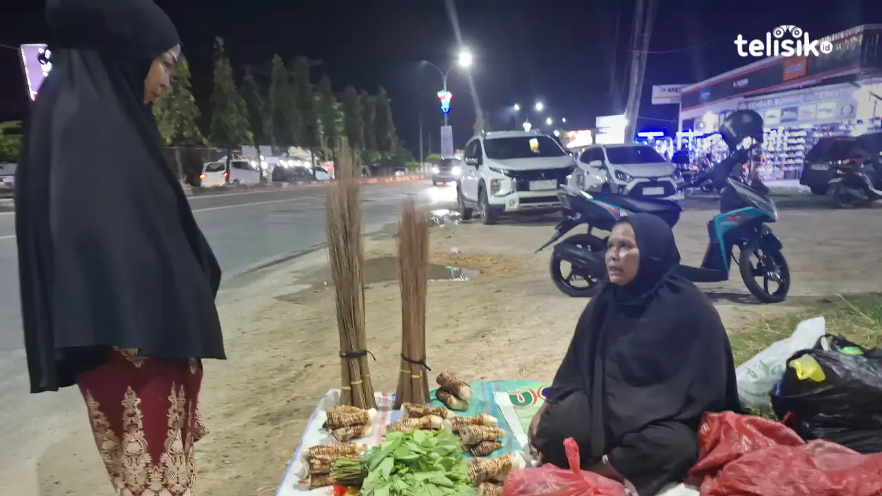 Cerita Seorang Wanita Penjual Sapu Lidi di Pinggir Jalan Kota Kendari