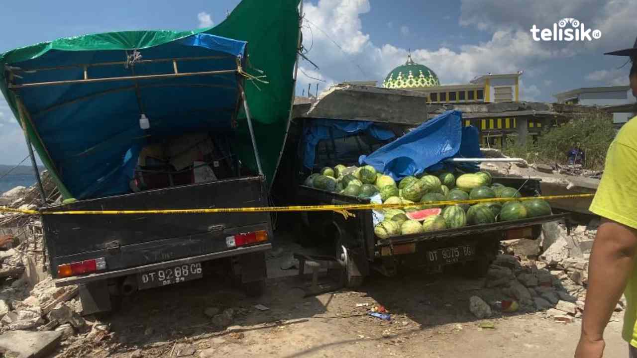 Dua Mobil dan Delapan Motor Ikut Tertimpa Reruntuhan Selasar Dekat Islamic Center Baubau