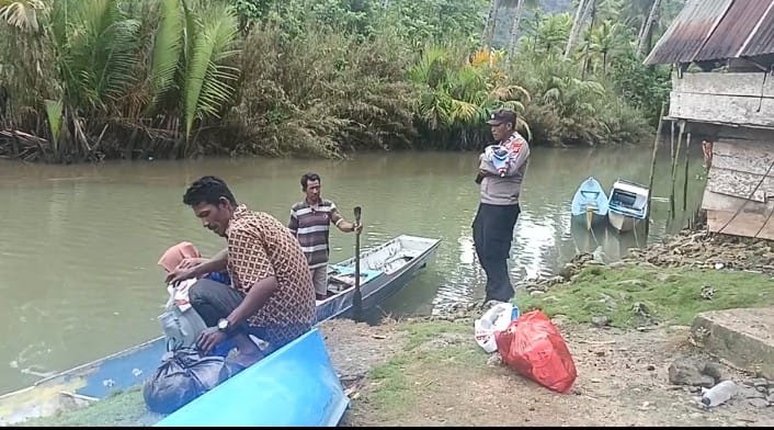 Kanit Binmas Polsek Lasalimu Bantu Biaya Perawatan Warga Binaan Usai Melahirkan