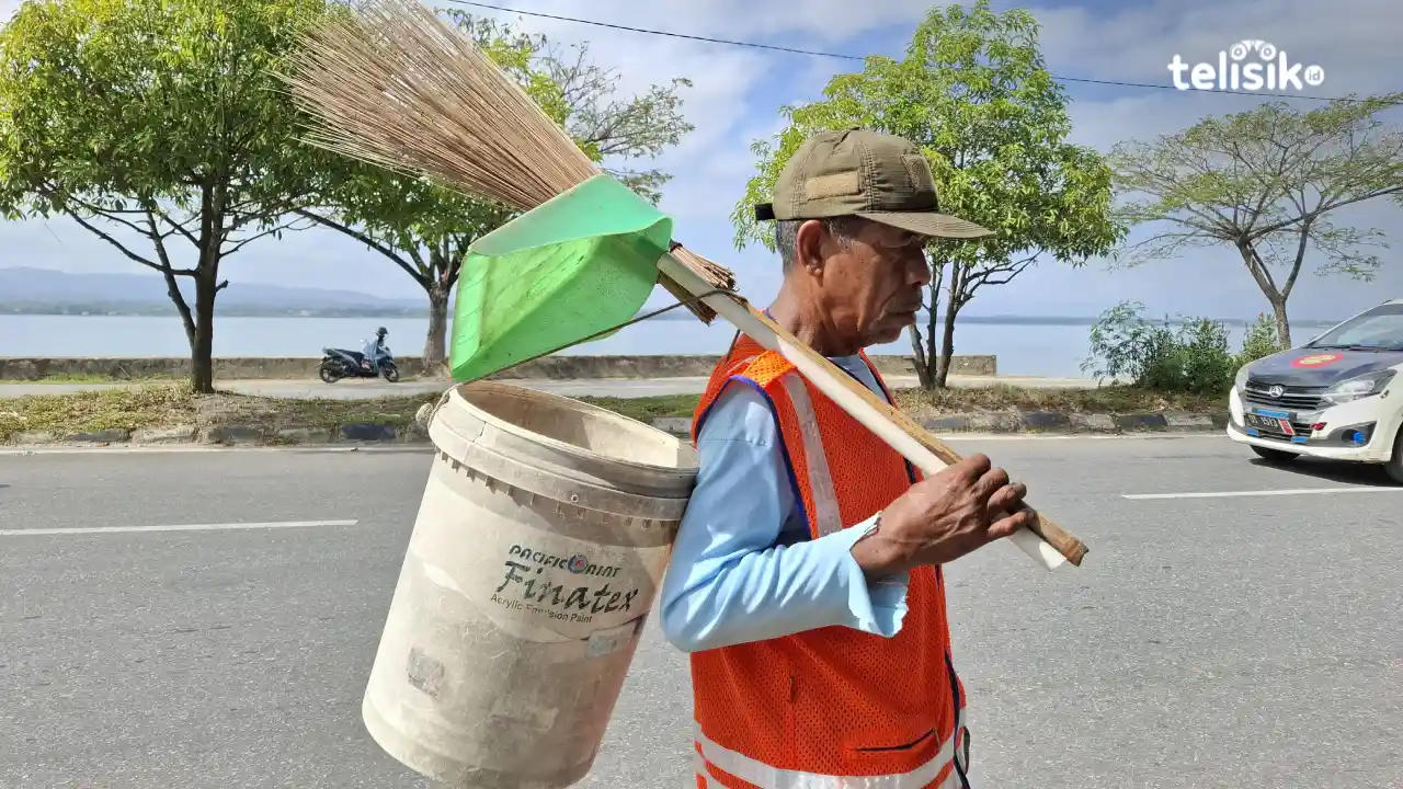 Kisah Hidup Petugas Sapu Jalanan di Kendari