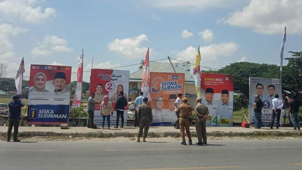 KPU Kota Kendari Libatkan LO Paslon Wali Kota Pasang APK Pilkada 2024