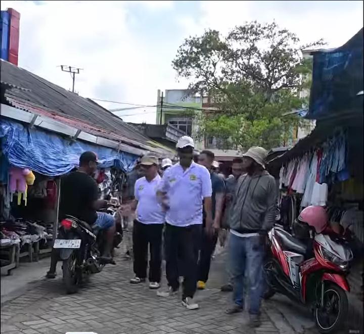 Paslon Bupati Wakatobi Hamirudin-Muhamad Ali Kunjungi Pasar Sentral Wangi-Wangi