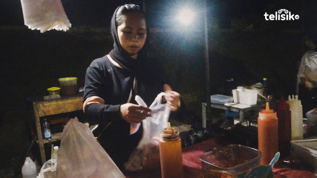 Perempuan di Kota Kendari Raup Jutaan Rupiah dari Jualan Bakso Bakar Jumbo