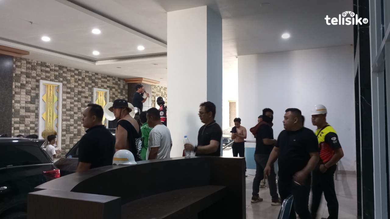 Tak Terima Dipukul Oknum Satpol PP, KAMI Geruduk Kembali Kantor Wali Kota Kendari