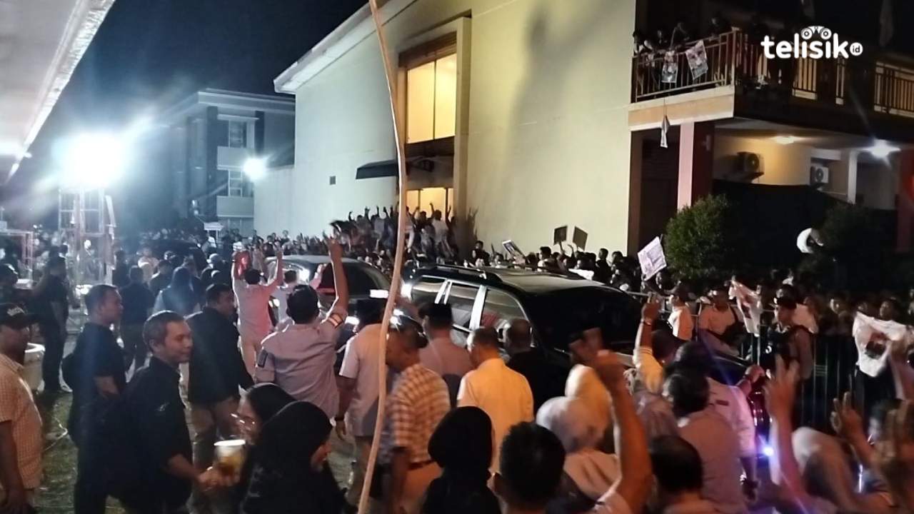Antusias Pendukung Paslon Gubernur Sultra di Debat Kedua, dari Buka Baju hingga Manjat Pagar