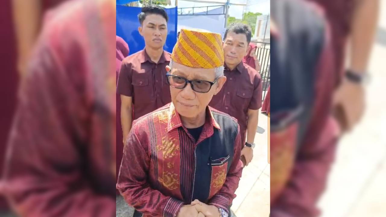 Calon Gubernur Lukman Abunawas Salurkan Hak Pilih di Baruga, Kota Kendari