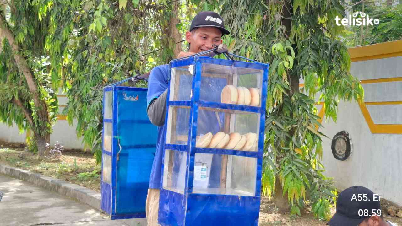 Dari Bandung ke Kendari, Pemuda Ini Coba Peruntungan Jualan Roti Keliling