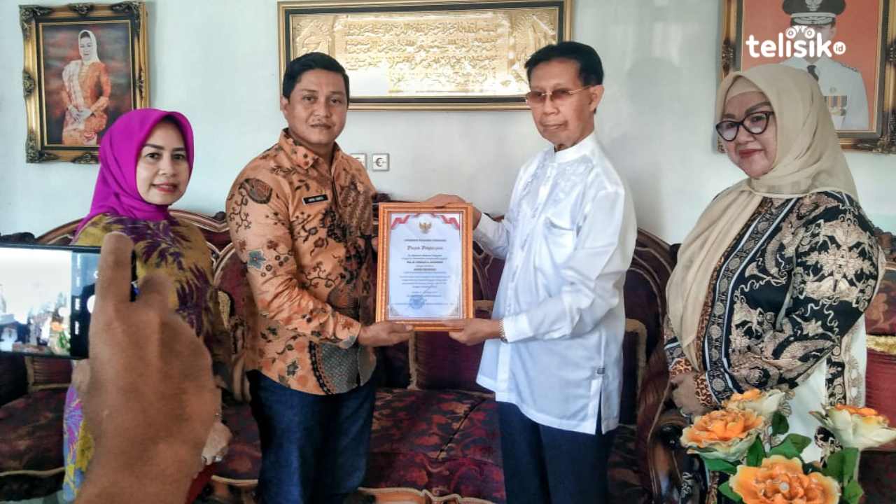 Dinas Sosial Berikan Penghargaan kepada Keluarga Pahlawan dan Tokoh Pejuang Sulawesi Tenggara