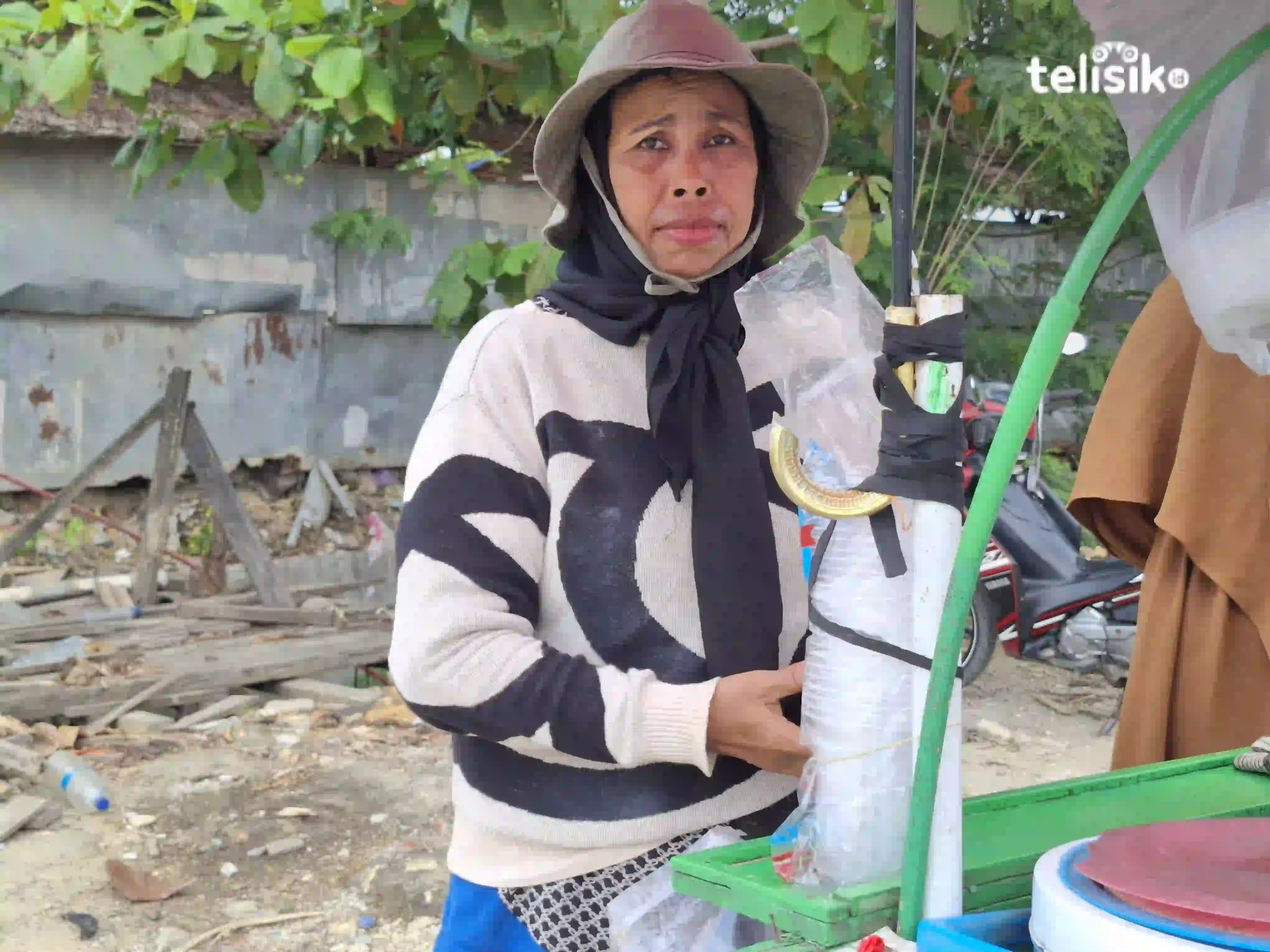 Foto Humanis: Wanita Penjual Es Dawet Keliling