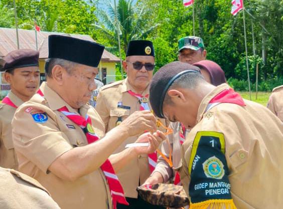 Hari Pertama jadi Plt Bupati, Bachrun Labuta Tutup Kegiatan Gelora Pramuka