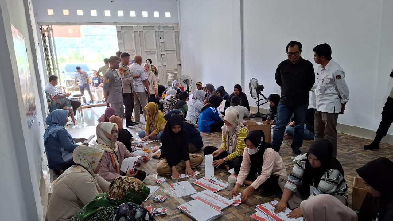 KPU Bombana Sortir dan Lipat 40 Ribu Surat Suara Pilkada 2024, Ditemukan 2 Lembar Rusak