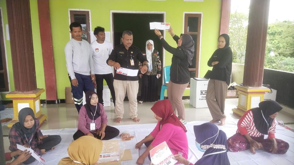 KPU Muna Barat Pastikan Tidak Ada Kerusakan Surat Suara Pilgub Sultra 2024