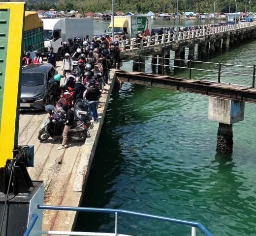 Penumpang Kapal Keluhkan Maraknya Calo di Pelabuhan Amolengo