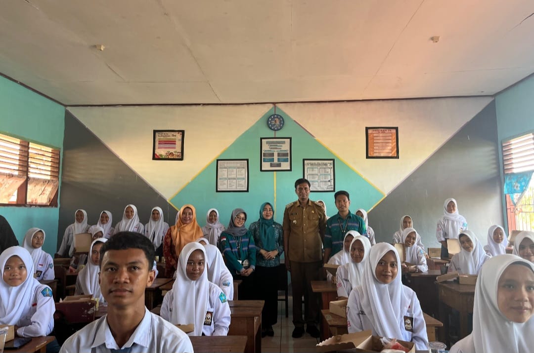 PT Kasmar Tiar Raya dan Pemkab Kolaka Utara Beri Makan Siang Bergizi ke 800 Siswa