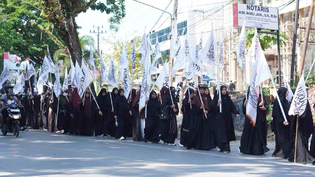 Ribuan Warga Kendari Turun ke Jalan Bela Palestina dan Kibarkan Bendera Tauhid