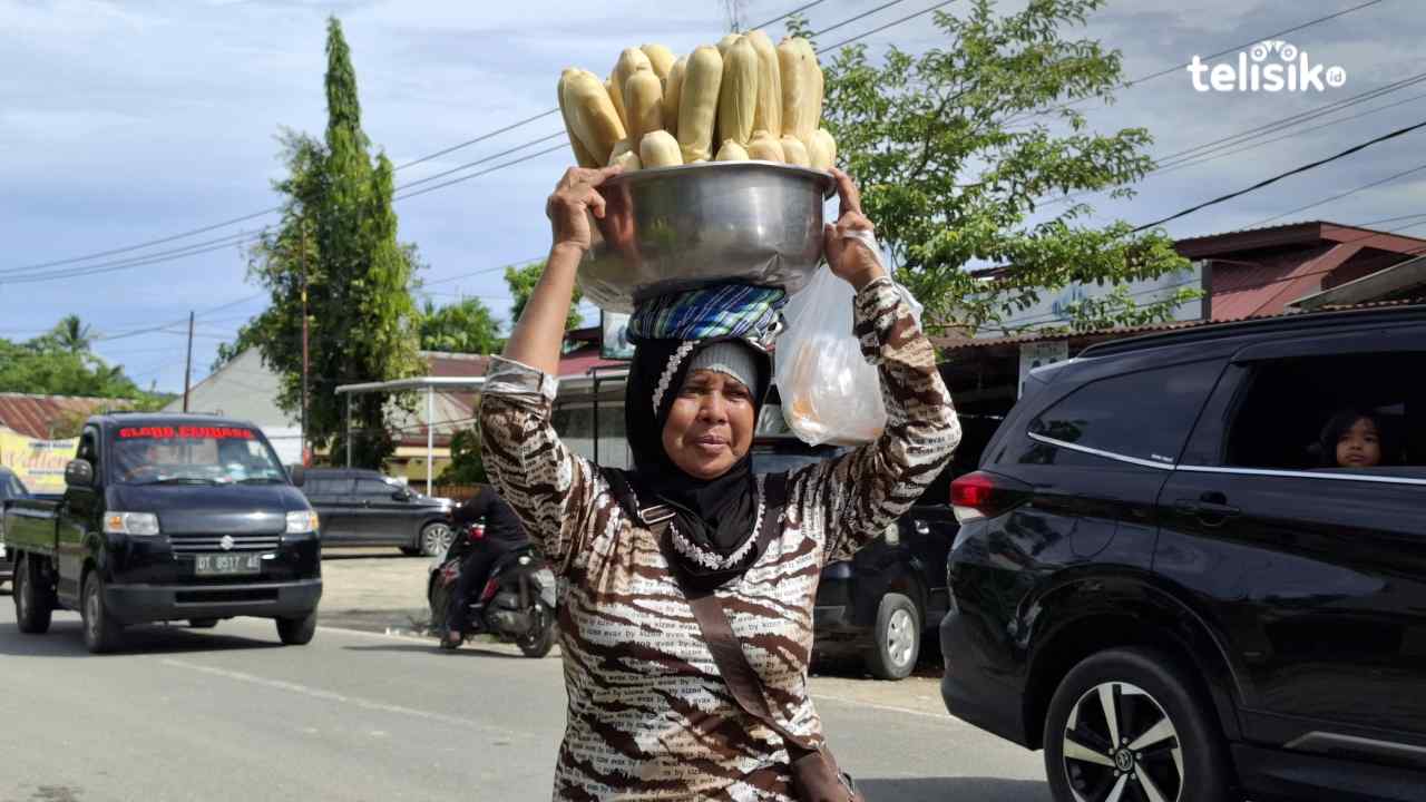 Senyum di Tengah Peluh: Kisah Ibu 60 Tahun Penjual Jagung di Kendari