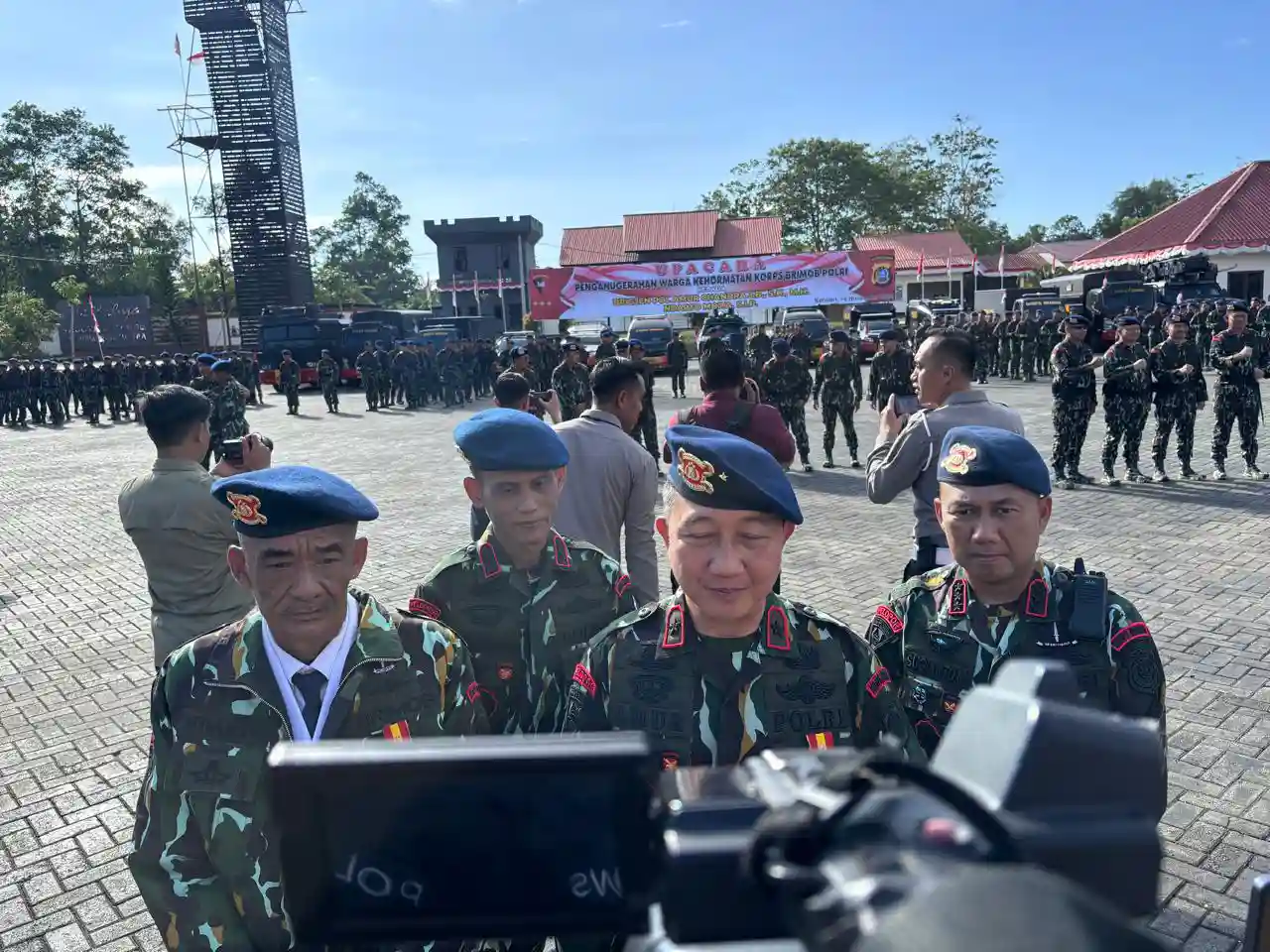 Wakapolda Sultra dan Kades di Konawe Utara Terima Penghargaan Kehormatan Brimob
