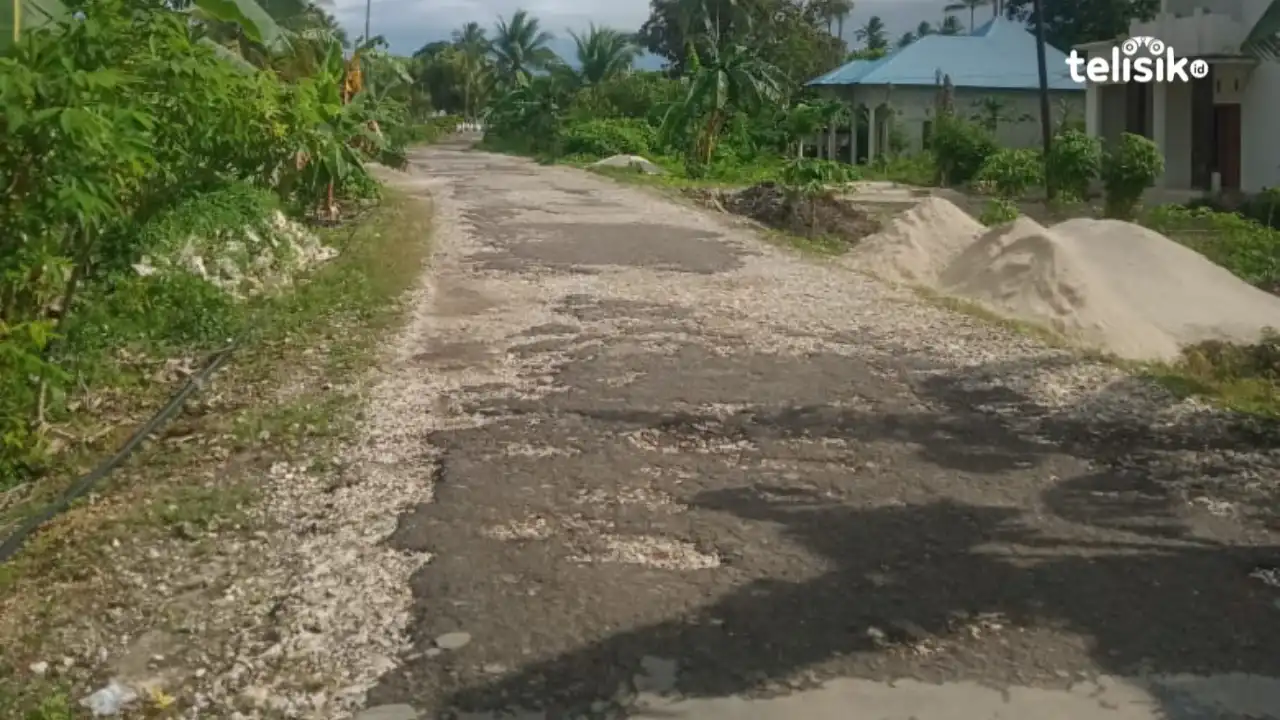 Warga Keluhkan Jalan Rusak di Desa Kasuwari Wakatobi