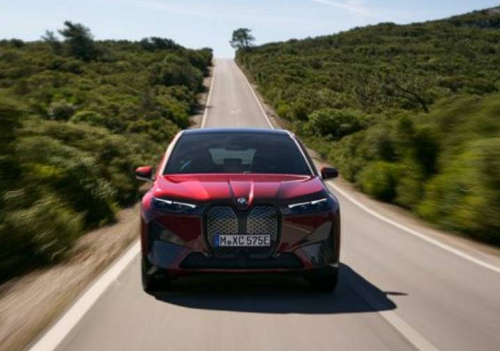 BMW iX: Mobil Listrik Canggih dengan Performa Luar Biasa