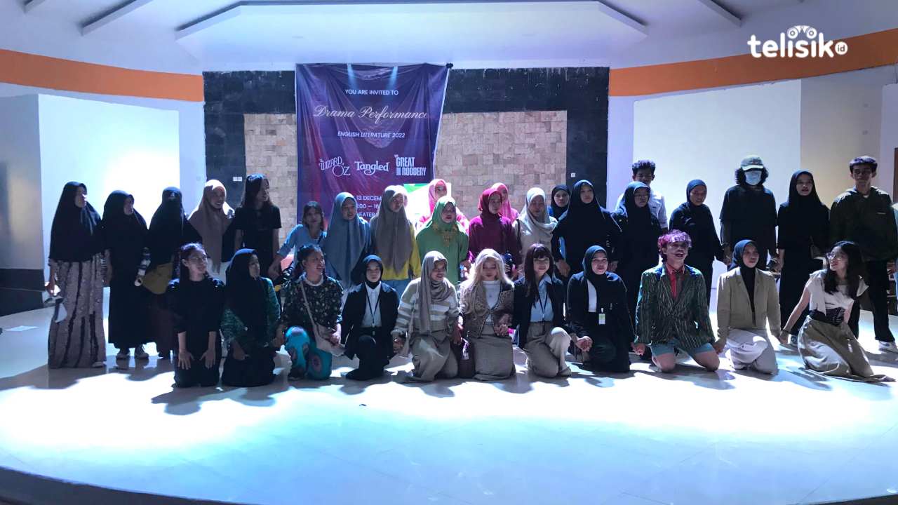 Drama Spektakuler Mahasiswa Sastra Inggris di Theater FIB UHO Pukau Banyak Penonton