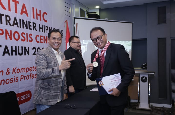 Indonesian Hypnosis Centre Kukuhkan 51 Instruktur Hipnosis dari Berbagai Kalangan