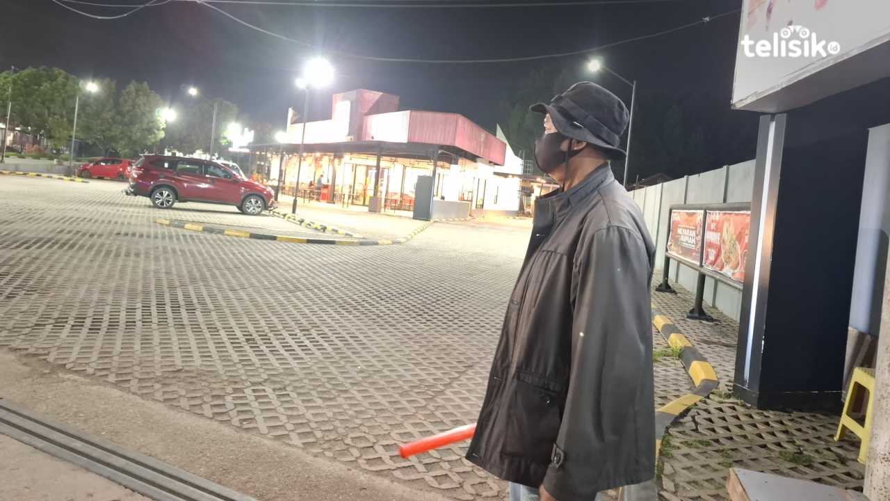 Juru Parkir KFC Kendari: Kerja Ikhlas Walau Penghasilan Tergerus Pembayaran Nontunai