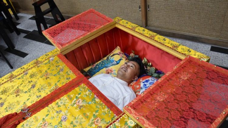 Kafe Peti Mati Hadir di Jepang dengan Harga Bersahabat, Bisa Renungkan Kematian