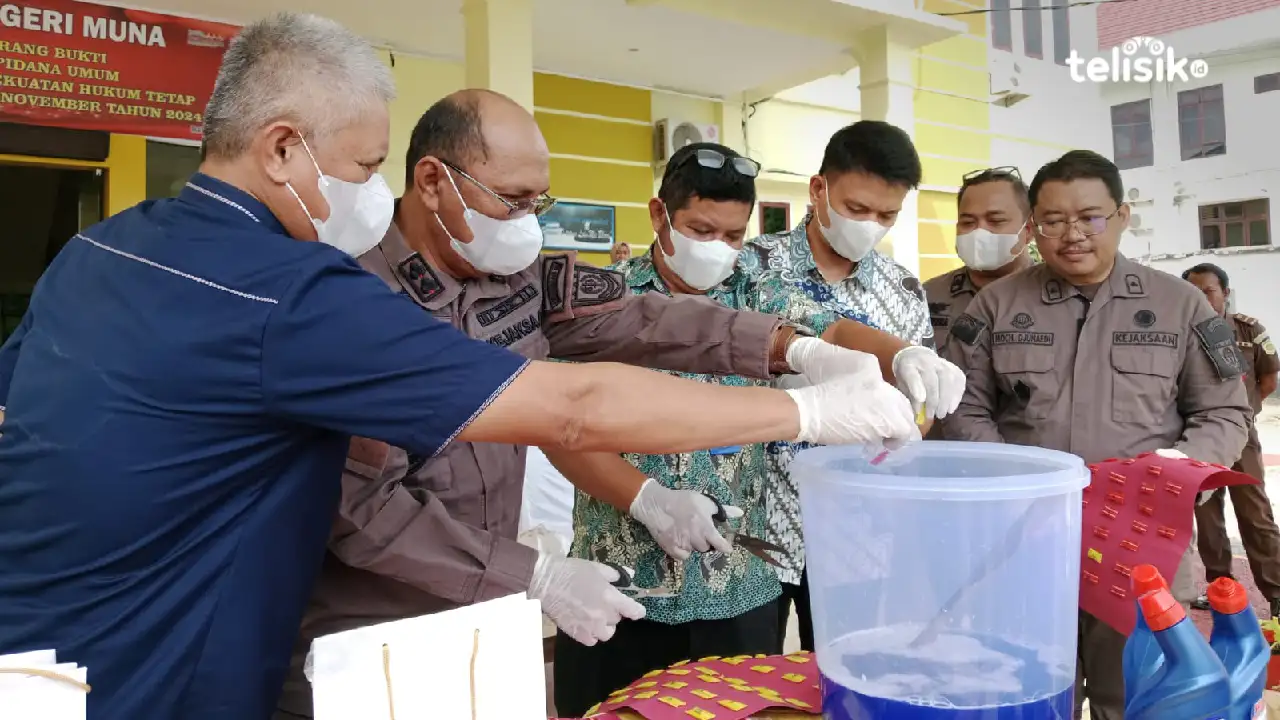 Kejari Muna Musnahkan Barang Bukti Pidum, Didominasi Narkoba dan Kosmetik