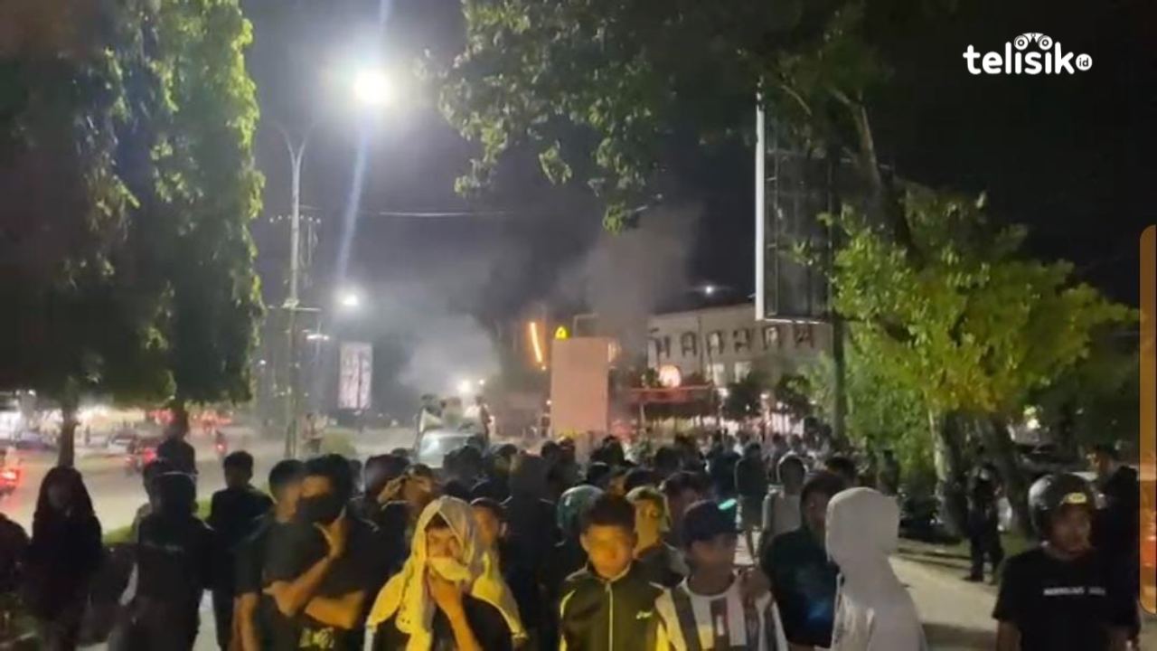 Massa Blokade Jalan dan Paksa Temui Komisioner KPU Sultra, Tuntut Rapat Pleno Dihentikan