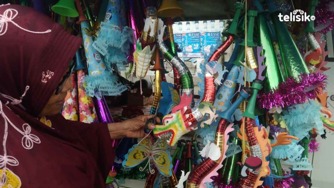 Pedagang Trompet Musiman Raup Keuntungan Besar Jelang Tahun Baru 2025