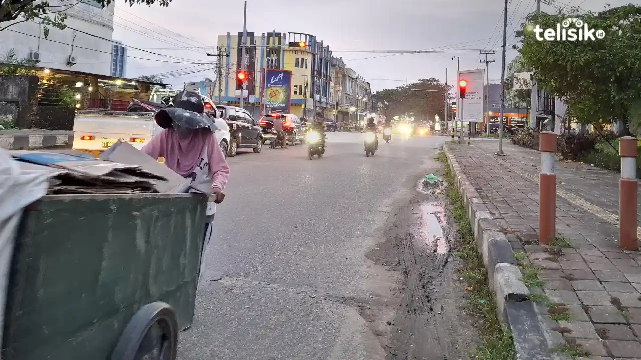 Perjuangan Wanita Pemulung di Kendari: Semangat yang Tak Pernah Luntur