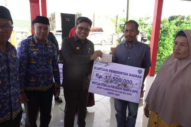 Pj Bupati Buton Selatan Ridwan Badallah Salurkan Bantuan Perumahan Swadaya ke Warga Sampolawa