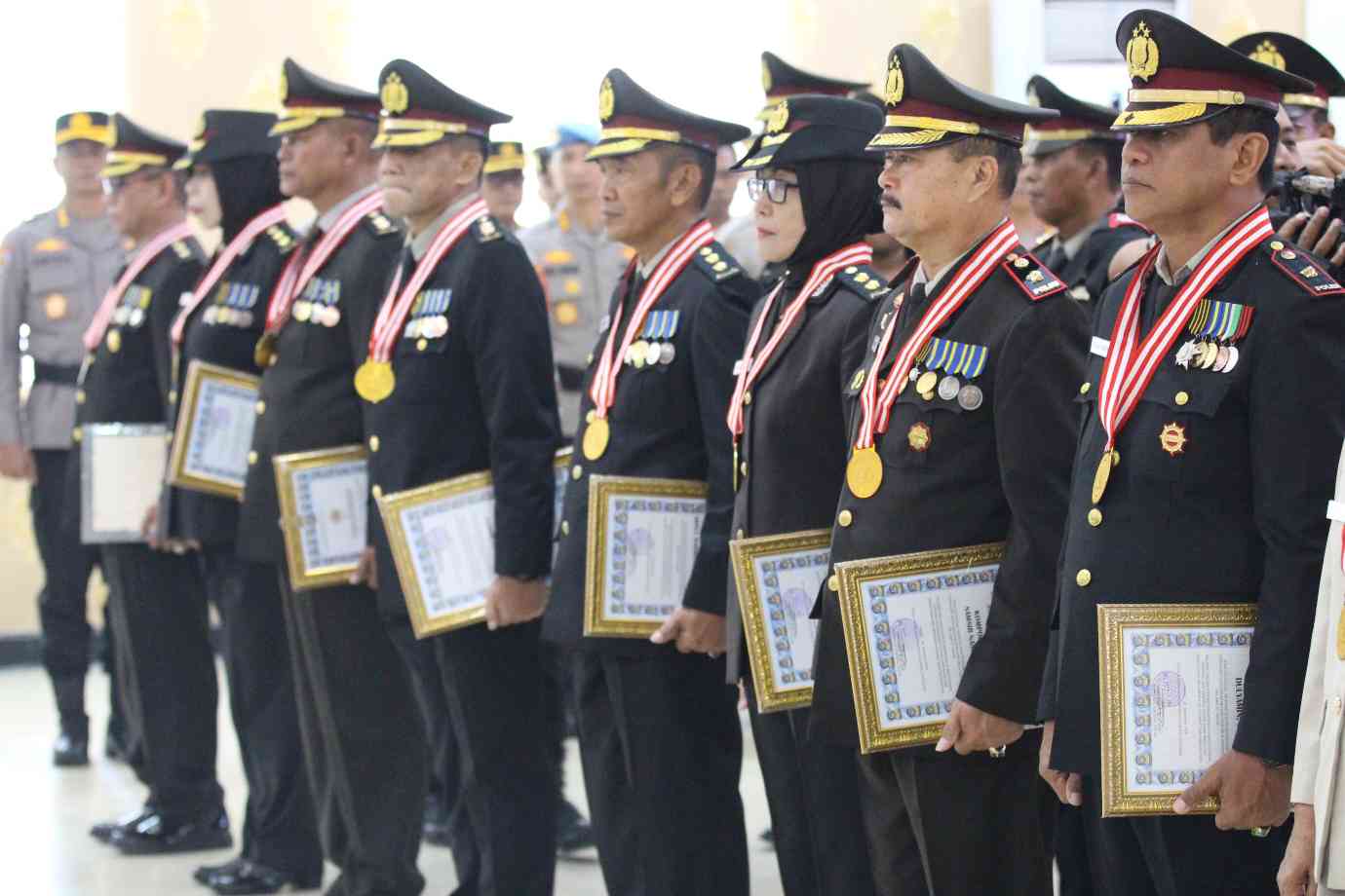 Polda Sulawesi Tenggara Lepas 15 Personel Polri dan PNS Purnabakti