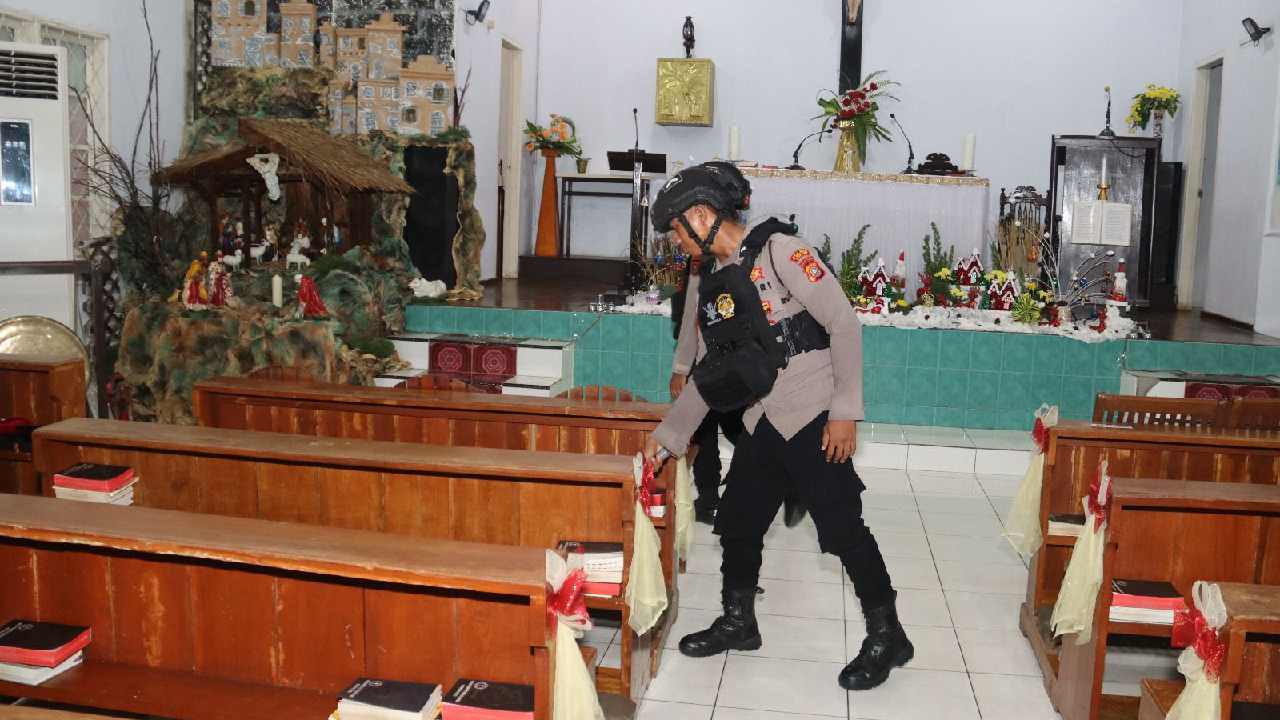 Polisi Sterilisasi Seluruh Gereja di Baubau Jelang Natal 2024