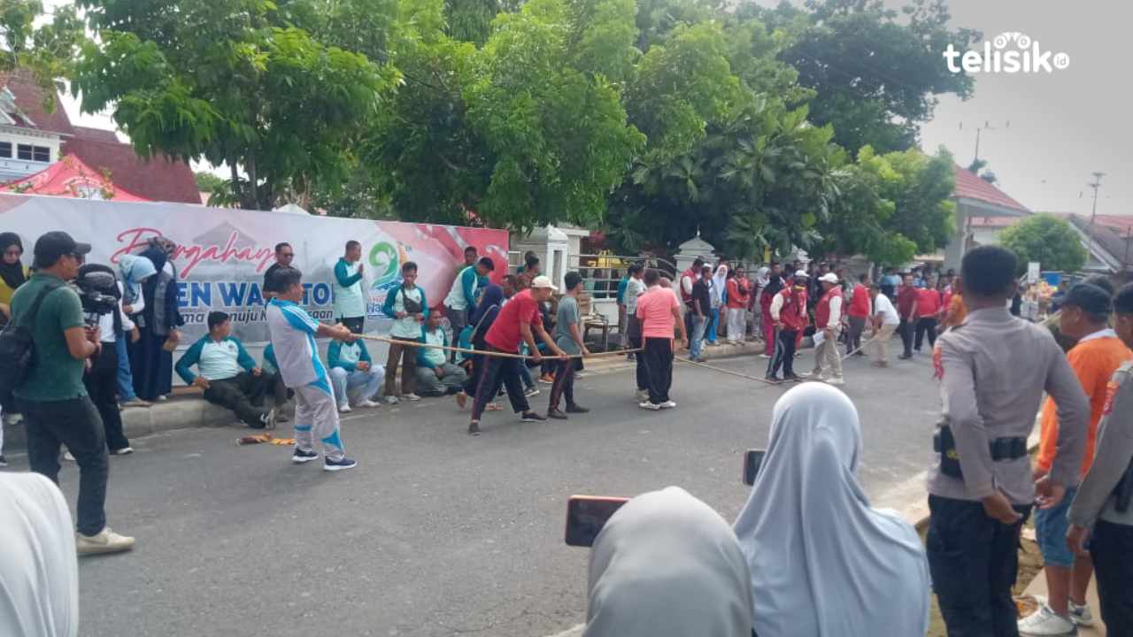 Tarik Tambang Ramaikan Perayaan HUT XXI Kabupaten Wakatobi