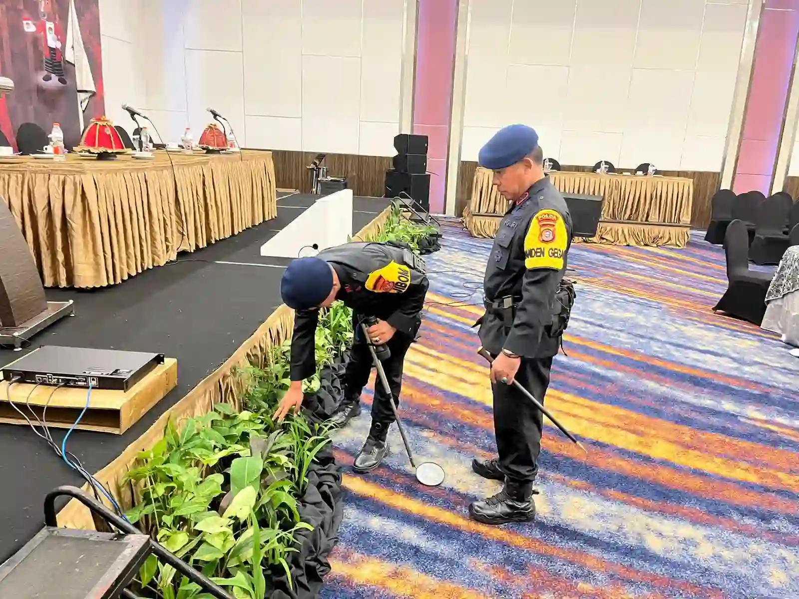 Tim Gegana Brimob Polda Sultra Sisir Ruang Pleno Rekapitulasi Suara Pilgub
