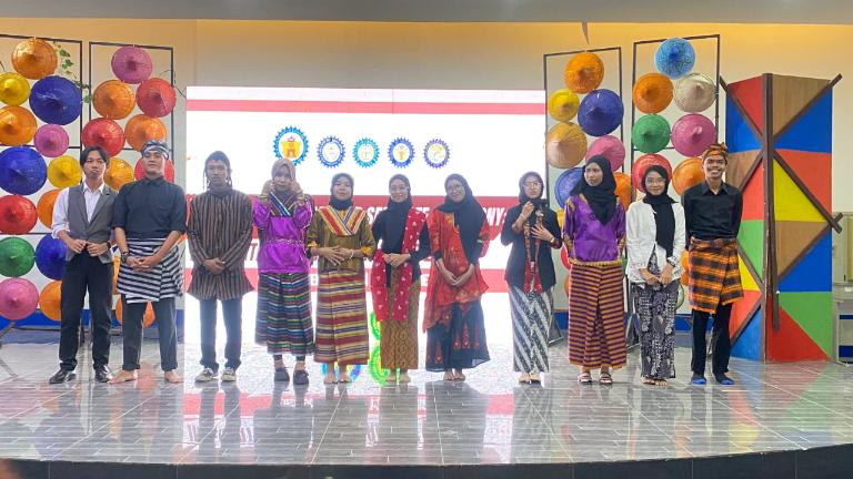 Tujuh Mahasiswa UM Kendari Perkenalkan Budaya Indonesia di Filipina