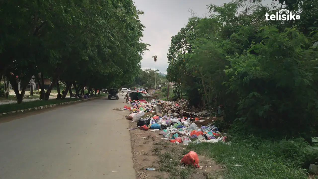 Warga Keluhkan Sampah Berserakan di Jalan Menuju Kebun Raya Kendari
