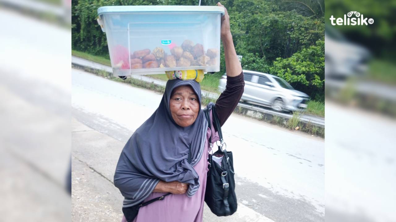 25 Tahun Jualan, Pedagang Gorengan Keliling Ini Berhasil Biayai Anaknya Kuliah