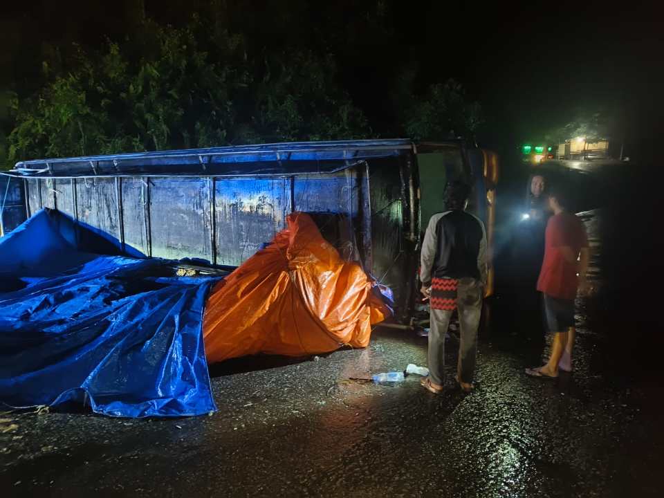 Bus Terbalik Usai Gagal Menanjak di KM 16 Kolaka