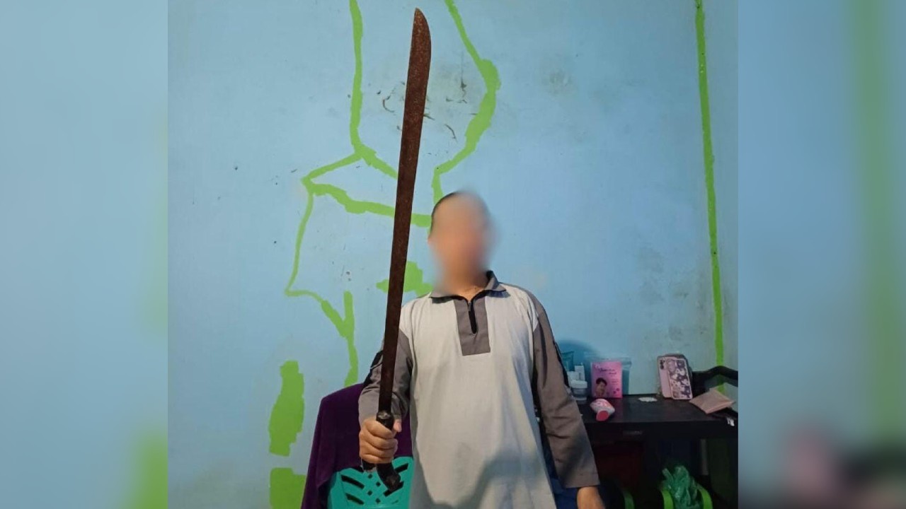 Isu Pungli Terpa SMAN 4 Kendari, Oknum Diduga Guru Posting Foto Pegang Parang