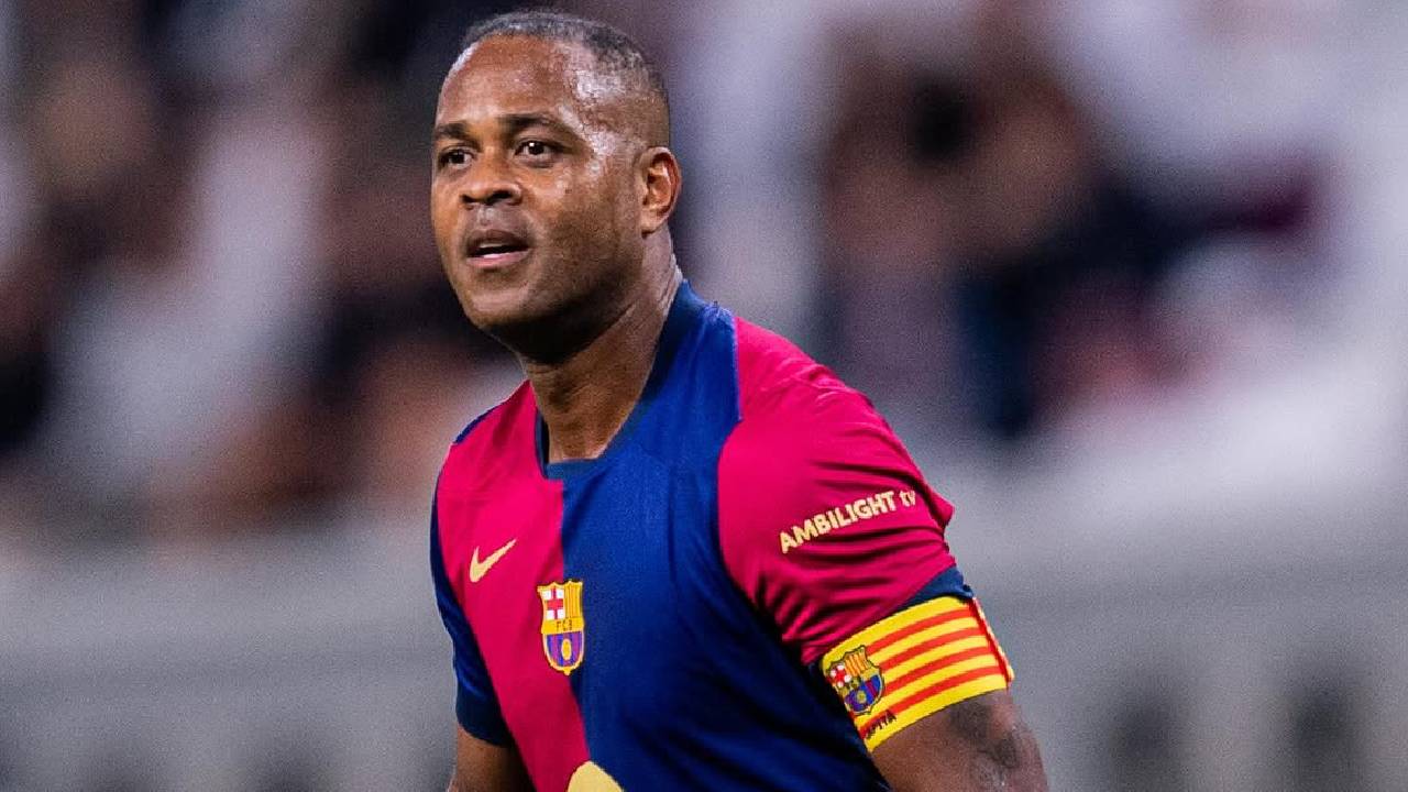 Patrick Kluivert Kedapatan Santai Nonton Barcelona Sambil Makan Popcorn, Netizen: Sedang Menikmati Pesangon