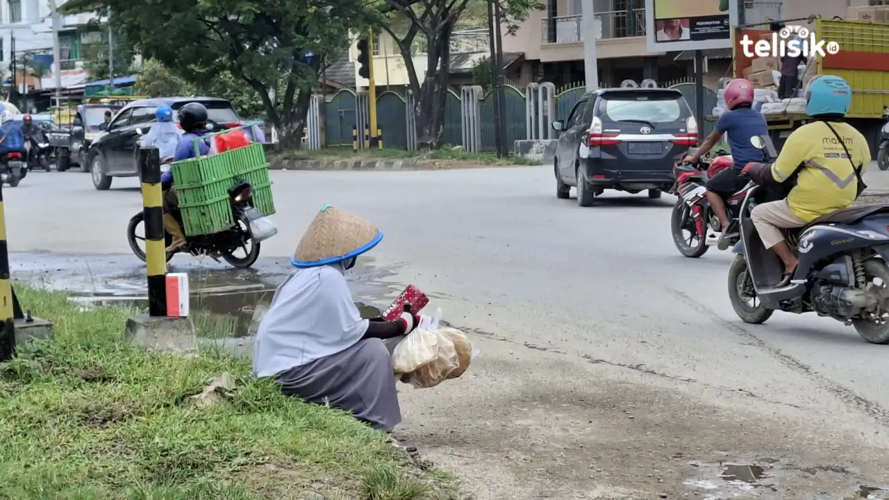 Kisah Ibu Tunggal Mengais Rezeki di Lampu Merah Kota Kendari