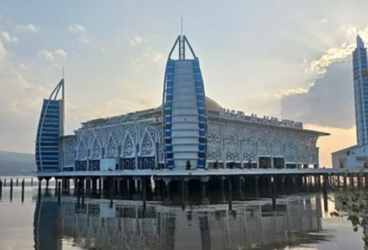 Masjid Al Alam Kendari: Pesona Religi Ikonik dengan Keindahan Arsitektur Modern di Tengah Teluk