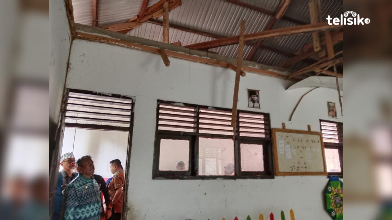 Plafon Ruang Kelas SD 8 Katobu Ambruk, Plt Bupati Muna Perintahkan Dikbud Perbaiki