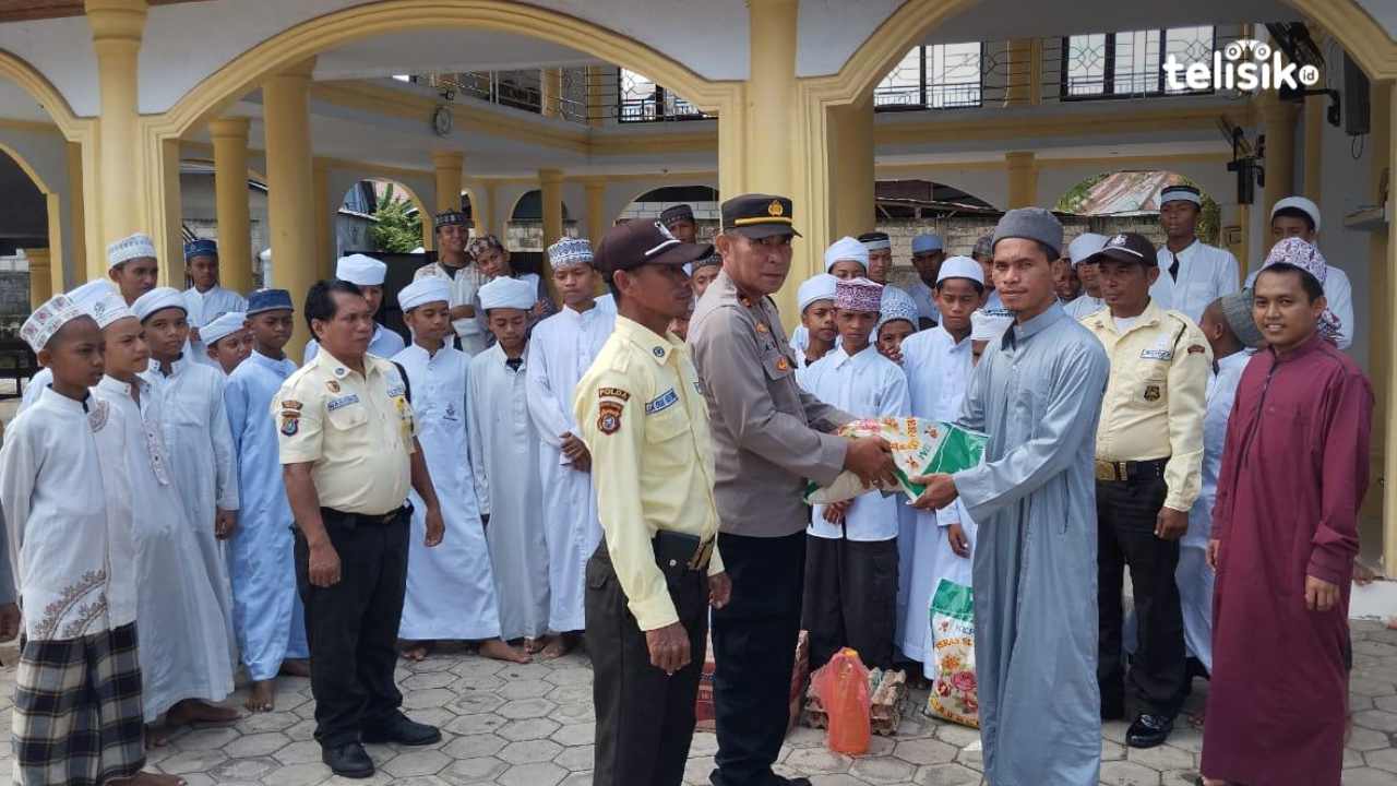 Polres Wakatobi Bersama Satpam Bersihkan Pondok Pesantren Al-Anshor